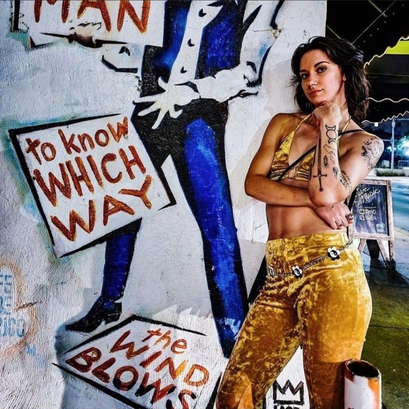 Meet your Posher, Hailey - Picture 3 of 8